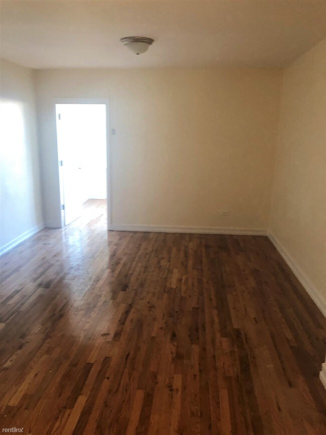 Foto del edificio - 2 br, 1 bath  - 233 Jamaica Ave