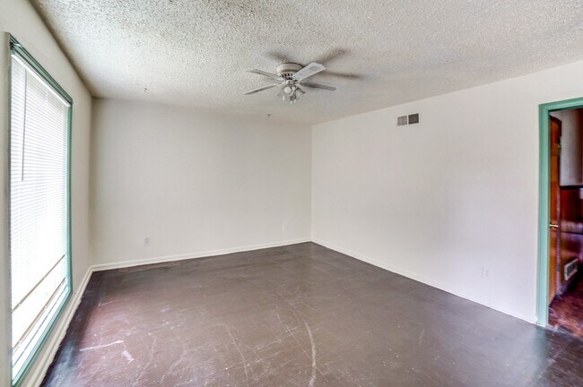Foto del edificio - 4824 N Xanthus Ave