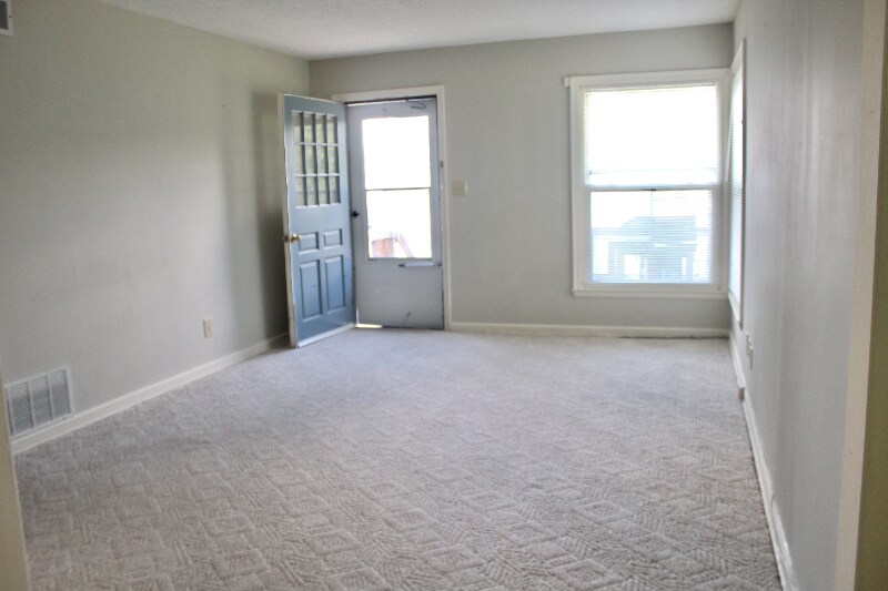 211 E 11th St, Newton, KS 67114 Room for Rent in Newton, KS