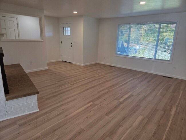 Foto del edificio - Newly renovated three bedroom home | Available Mid April
