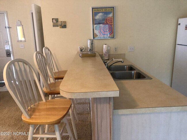 Foto del edificio - FULLY FURNISHED CONDO in sought-after Sea Trail subdivision!