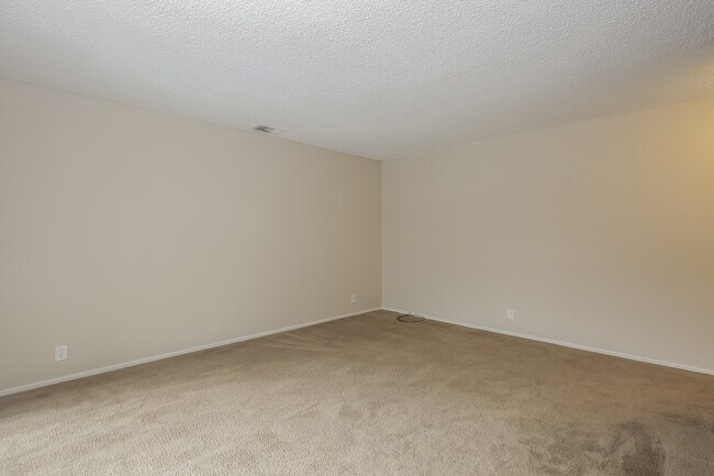 Building Photo - 66 S Grand Oaks Ave