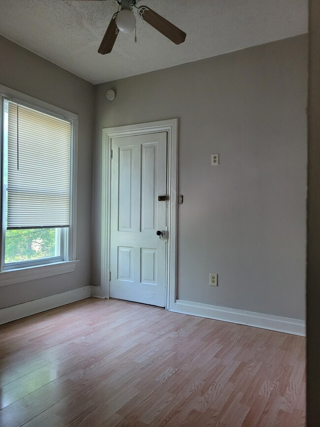 Bedroom/office - 749 Jessie St