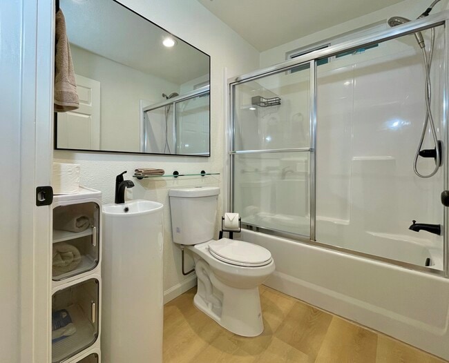 Building Photo - 225 E Branch St