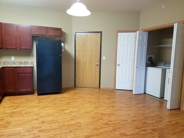 Building Photo - AVAILABLE MAY 1st