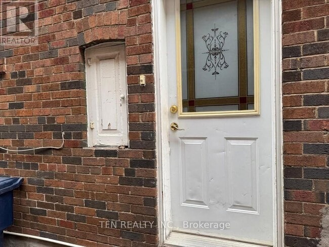 Building Photo - 926 Avenue Rd