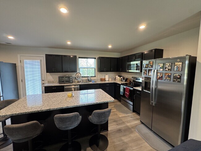 Foto del edificio - 4 bedroom, 2.5 baths in a Seneca neighborhood