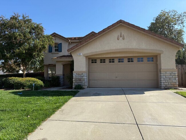 Foto del edificio - LARGE CORNER LOT 2 STORY 4 BED HOME IN MATHER