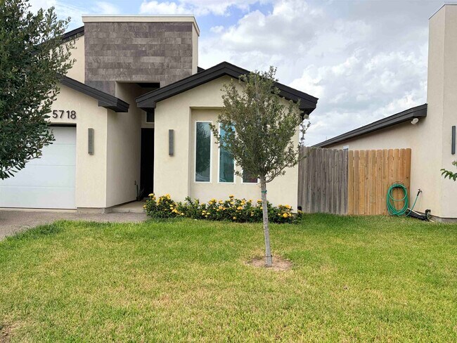Foto del edificio - 5718 Gillian Dr
