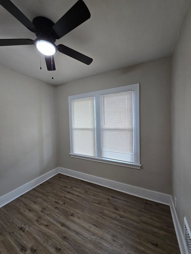 Foto del edificio - This beautifully updated 3-bedroom, 1-bath single-family home is ready for move-in!