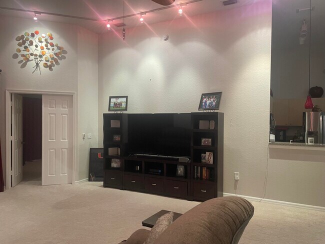 Foto del edificio - 240 Crestwood Cir