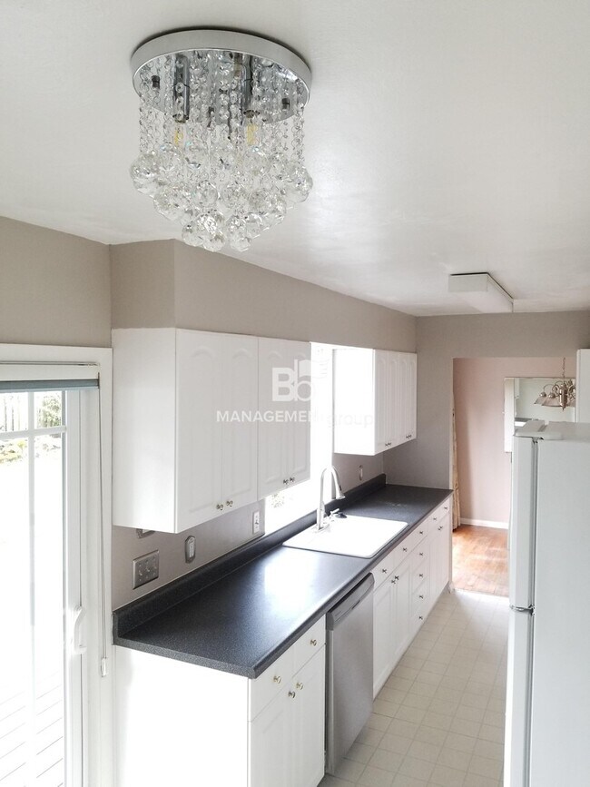 Building Photo - Updated Light & Bright One-Level In Tigard...