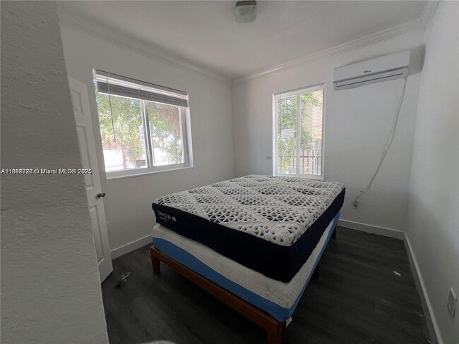 Foto del edificio - 7920 Harding Ave