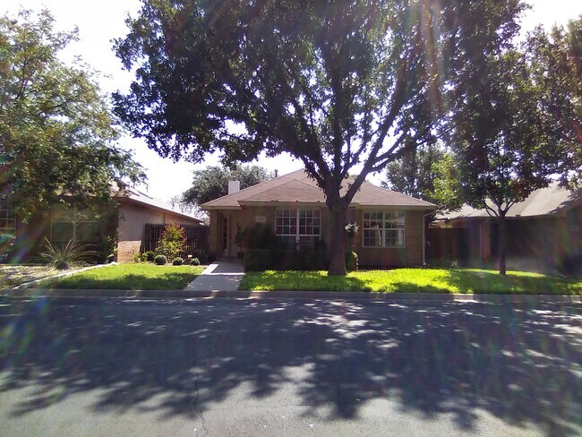 Building Photo - 5216 Coral Way