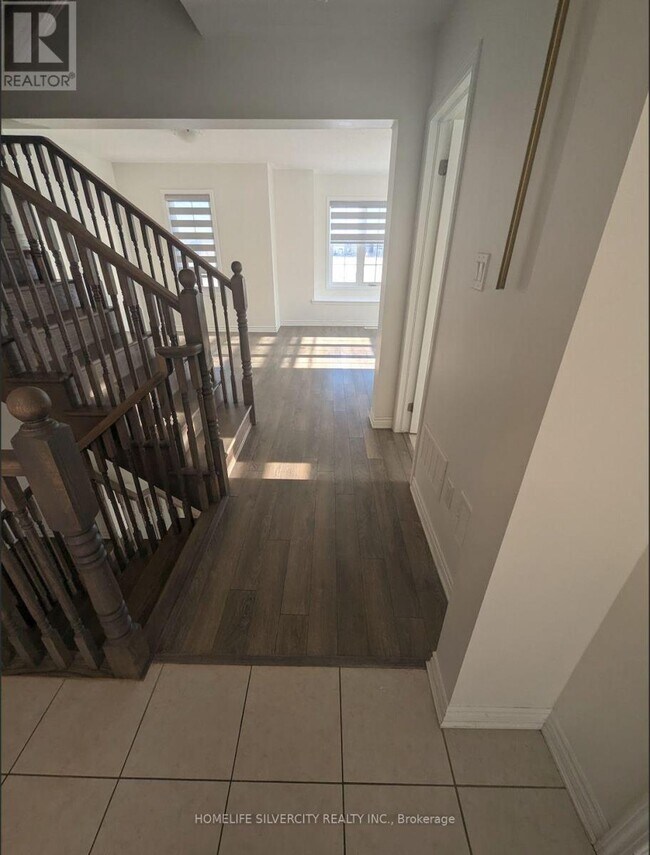 Photo du bâtiment - 456 Remembrance Rd