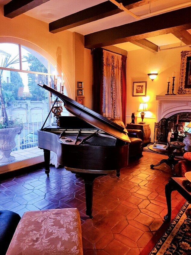 Chateau Alto Nido Apartments Los Angeles Ca Apartments Com