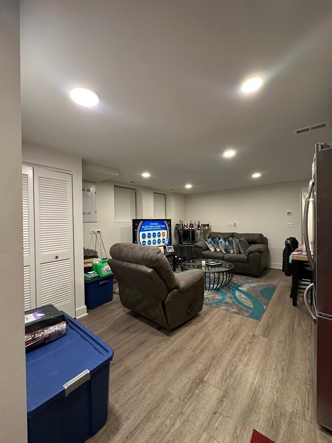 Building Photo - 2329 W Monroe St