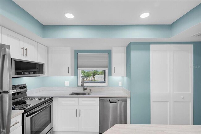 Building Photo - 7050 Sunset Dr S