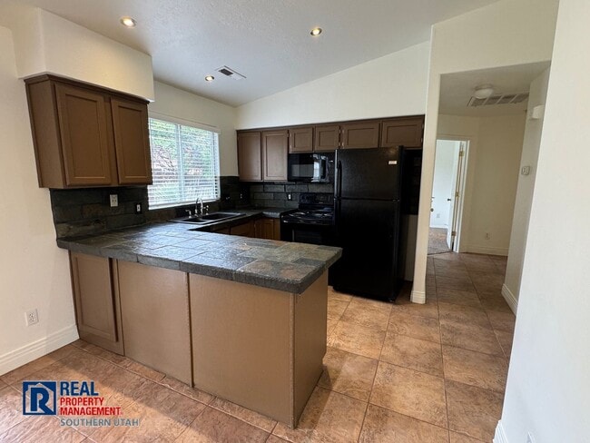 Foto del edificio - Single Family Home near Pine View