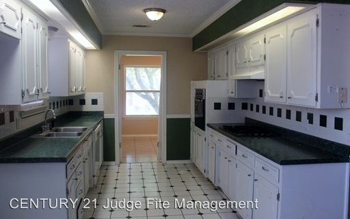 Building Photo - 2221 Ravenwood Dr