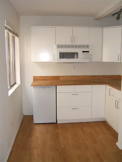 Building Photo - 1420 S Saltair Ave