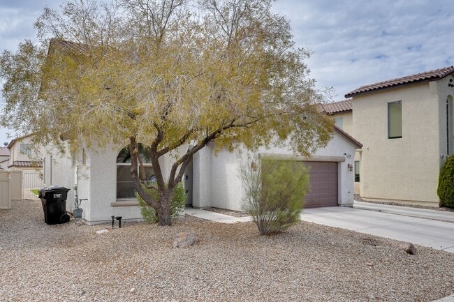 Foto del edificio - Charming 3-Bed Home with Spacious Yard in ...