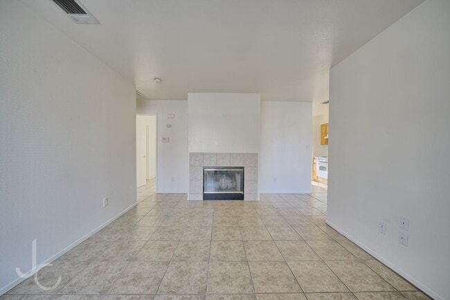 Building Photo - 1206