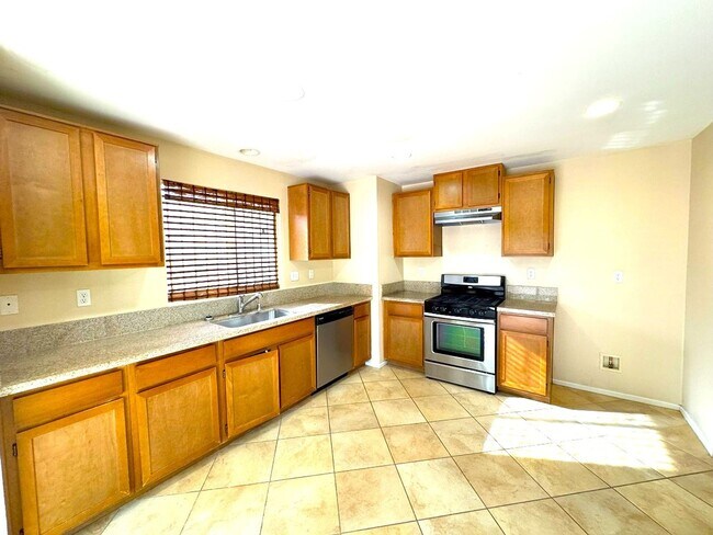 Building Photo - Single story house with Mountain views - c...