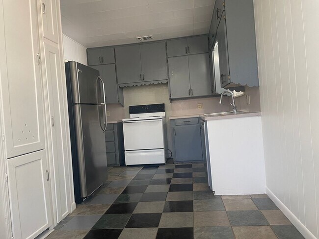 Building Photo - Charming 2 Bedroom, 1 Bath Home