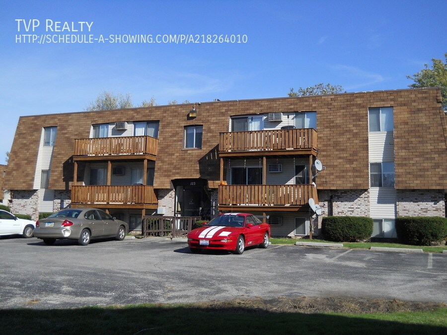 Primary Photo - 127 Fox Hill Ln