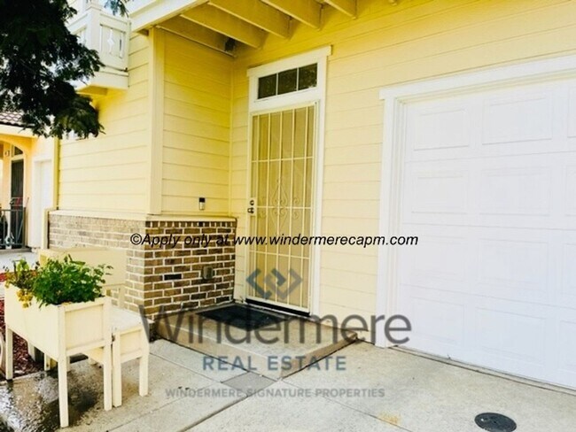 Building Photo - Spacious 3-bedroom with Updated Finishes and Prime Location!