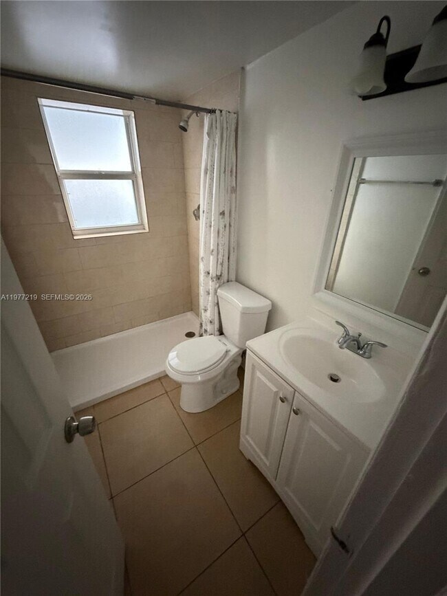 Foto del edificio - 1735 W 60th St