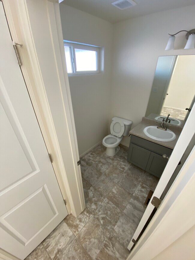 Building Photo - 927 Ponderosa Dr