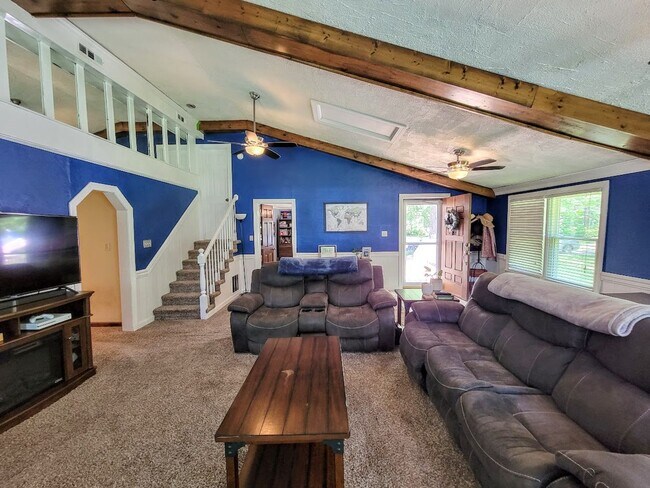 Building Photo - Charming Home!