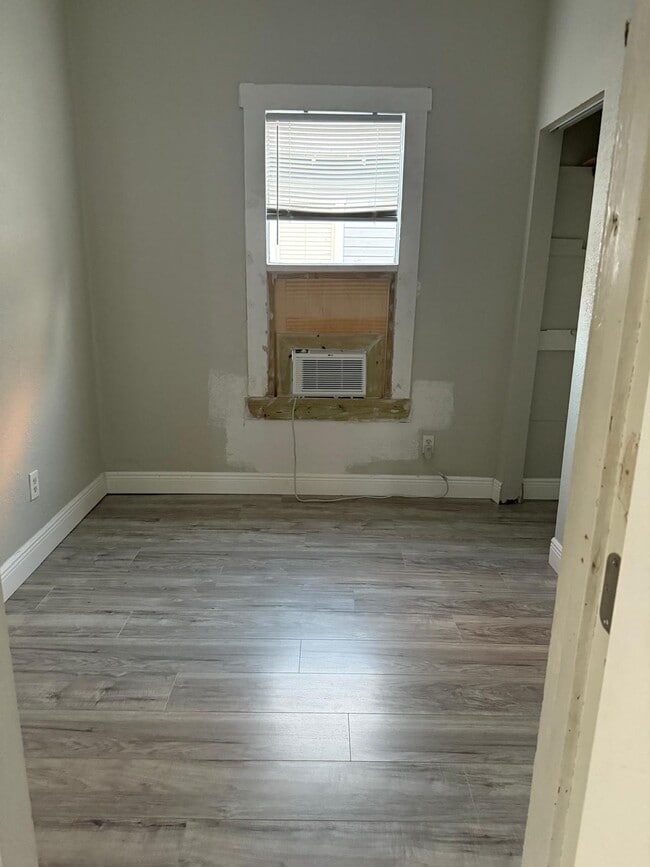 Building Photo - 2205 E 5th Ave