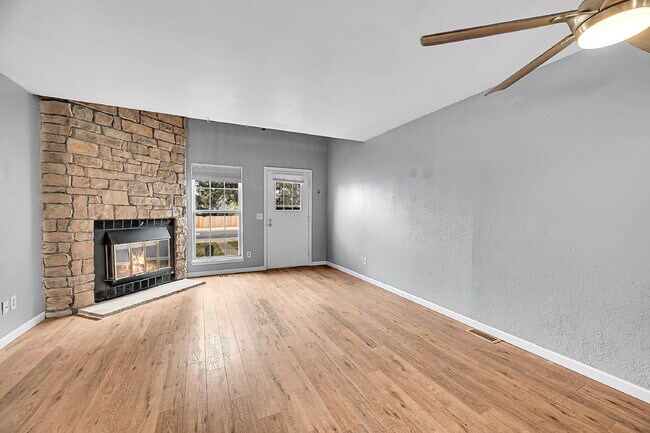 Foto del edificio - $1,700, 1 bed, 1 bath, located in Lakewood.