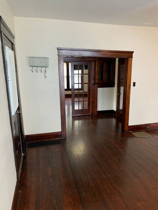 Foto del edificio - Great 4 Bed Home! Charming Original Wood F...