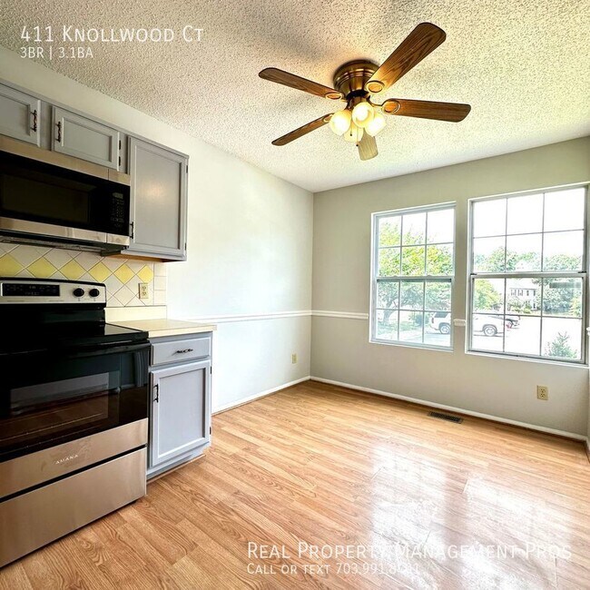 Building Photo - Newly Renovated End-Unit Townhome in Staff...