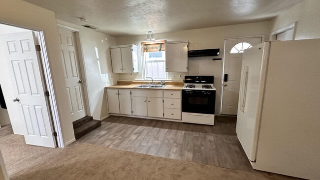Building Photo - Cozy 1-Bedroom + Garage Retreat, Perfect f...