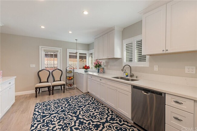 Cocina - 2145 W Cris Ave