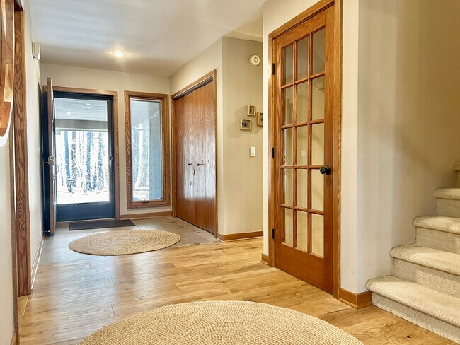 Foto del edificio - 6245 Summit Ct