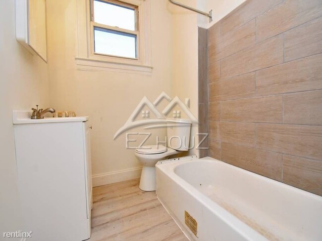 Building Photo - 3 br, 1 bath House - 7 North Abington Avenue