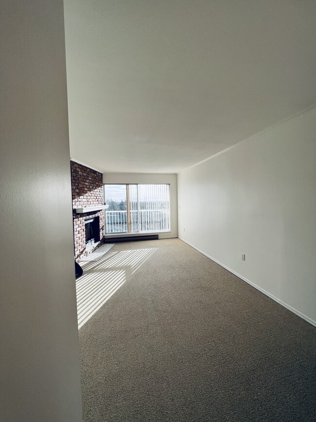 Large living room Top floor - 1001 Ridgeway Av