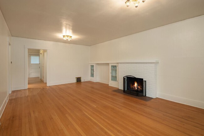 Building Photo - Charming 3 Bedroom In The Heart Of Stadium...