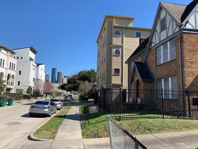 Building Photo - 401 W Clay St