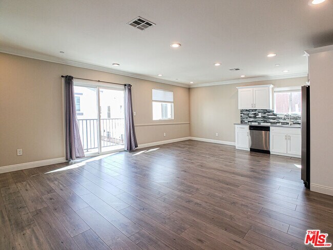 Building Photo - 965 N Wilton Pl