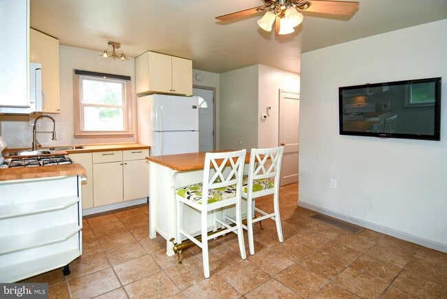 Building Photo - 366 Winmeyer Ave