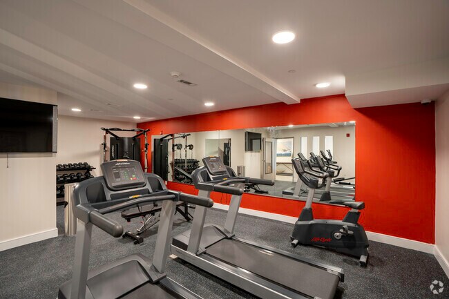 Amplio gimnasio - 850 Falmouth Rd