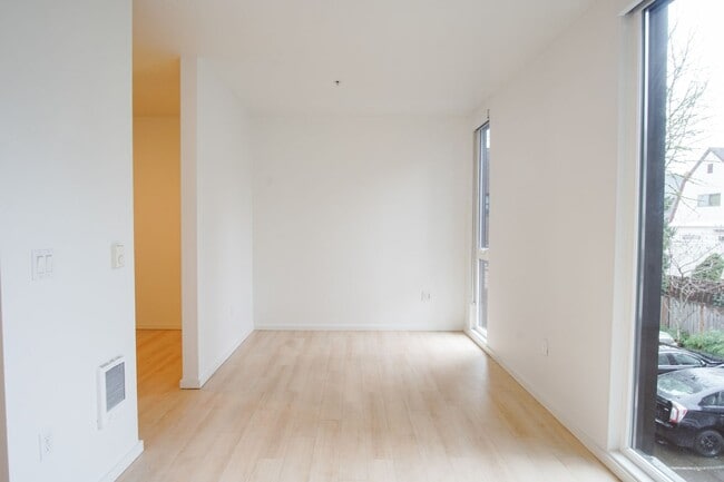 Foto del edificio - Buckman 2nd Floor Urban 1 Bdr with D/W & Washer/Dryer!