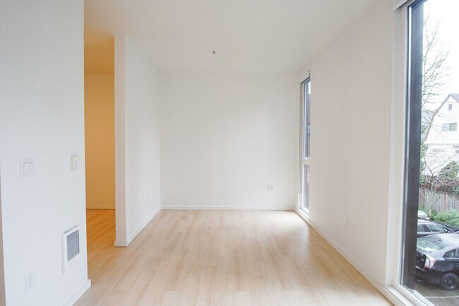 Foto del edificio - Check Out These Specials! Buckman 2nd Floor Urban 1 Bdr with D/W & Washer/Dryer!